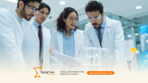 Tim marketing dan peneliti menganalisis hasil pengujian produk bersama konsumen di laboratorium riset.