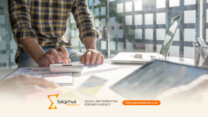 Tim analis riset pasar Indonesia berdiskusi dengan data grafik di layar.