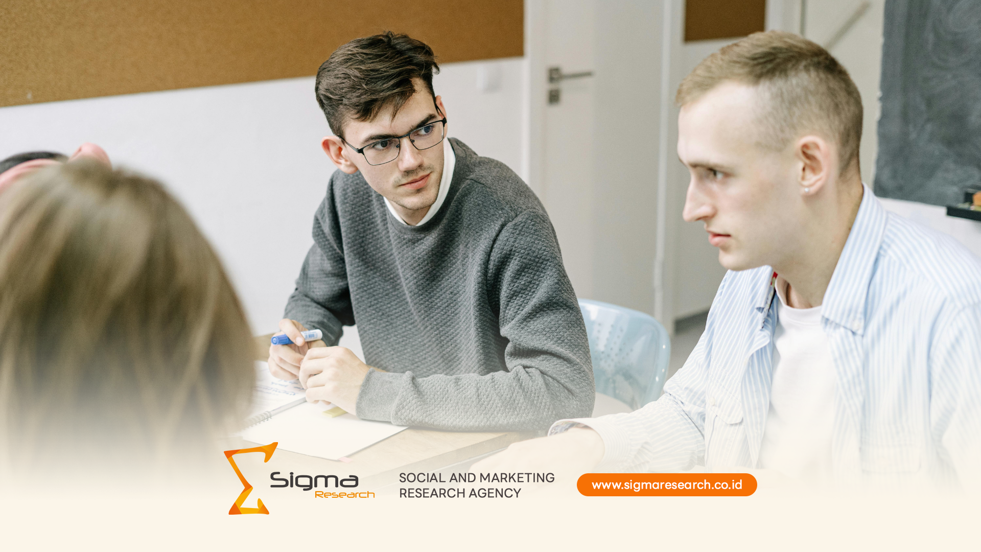 Ilustrasi tim riset menganalisis data percakapan media sosial untuk mengubahnya menjadi segmentasi konsumen yang strategis di Indonesia.