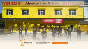 MR.D.I.Y Indonesia retail store dengan layout rapi dan pelanggan beraktivitas untuk positive pengalaman