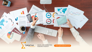 ilustrasi tim riset menganalisis perilaku konsumen di layar digital dengan grafik perubahan persepsi publik.