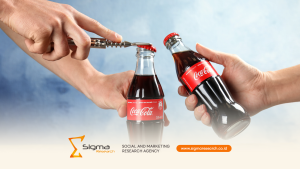 Display botol Share a Coke di rak toko sebagai bagian aktivasi kampanye