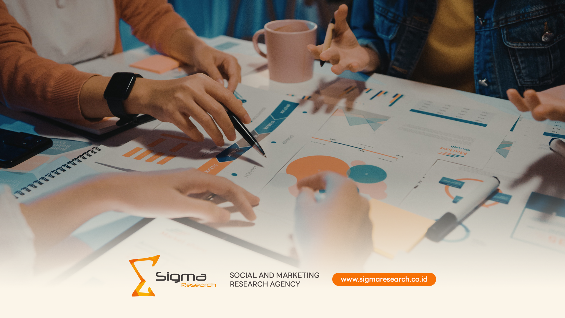 Tim analis Sigma Research Indonesia sedang menganalisis data brand awareness research dengan grafik top-of-mind, unaided, dan aided awareness