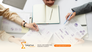 Analis bisnis Indonesia sedang menginterpretasikan laporan hasil riset pasar dengan grafik crosstab dan margin of error di layar