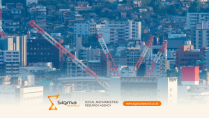 Eksekutif bisnis Indonesia sedang merencanakan strategi ekspansi ke kota baru menggunakan peta dan hasil riset pasar lokal