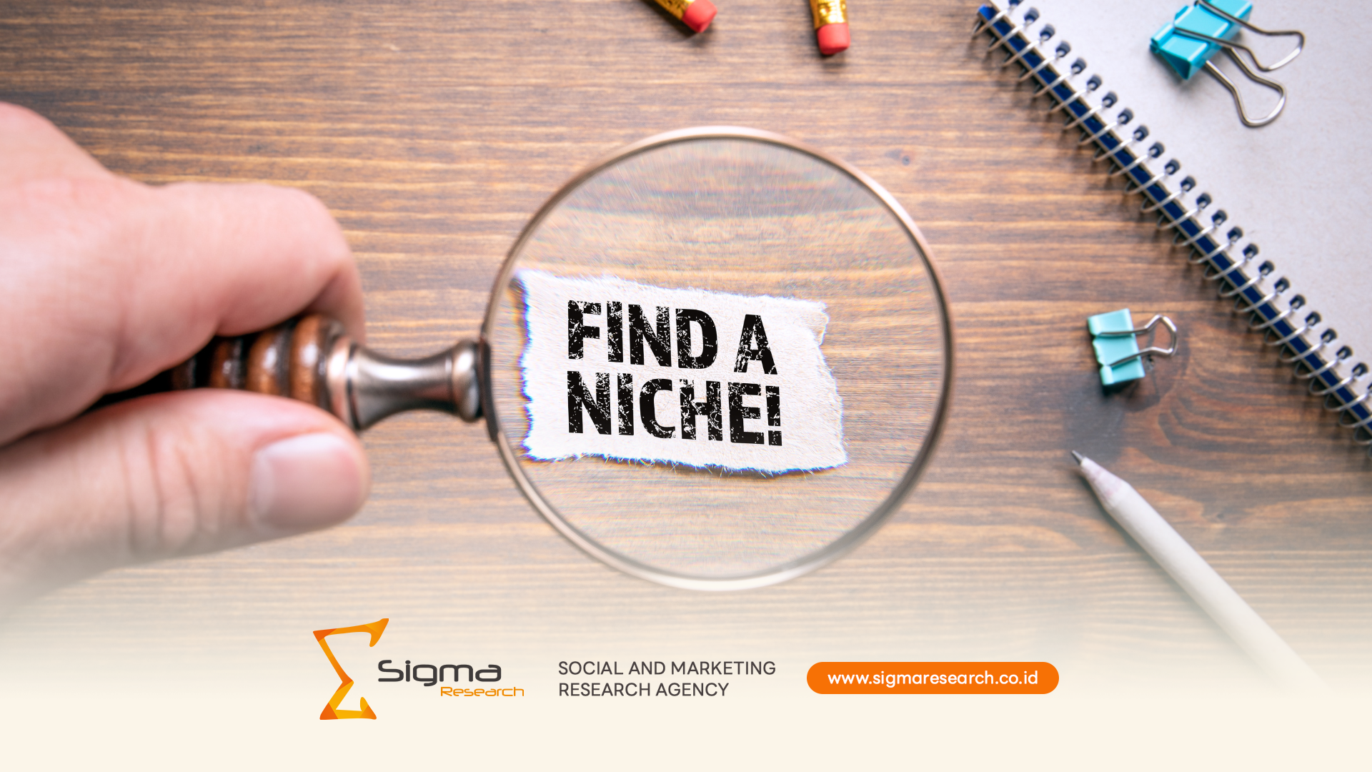 Tim product manager dan analis Sigma Research sedang membahas hasil riset pasar untuk pengembangan produk baru di Indonesia